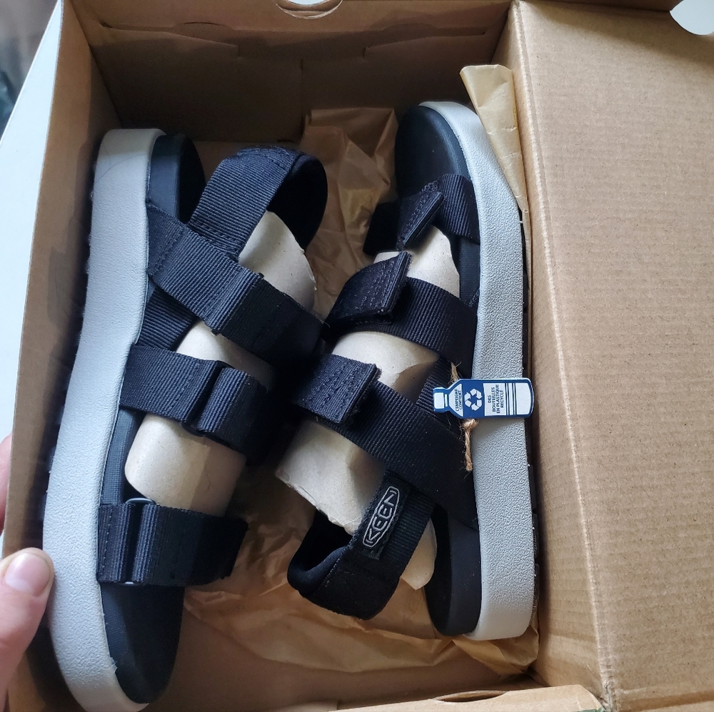 NWT Keen Footwear 3 strap Sandals Black/Vapor Size 7W